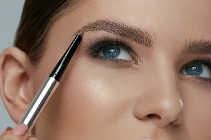 "Brow Mastery Unveiled: Sculpting the Perfect Arch – Tips for Achieving flawlessly Defined Eyebrows That Frame Your Face with Artistic Precision!"